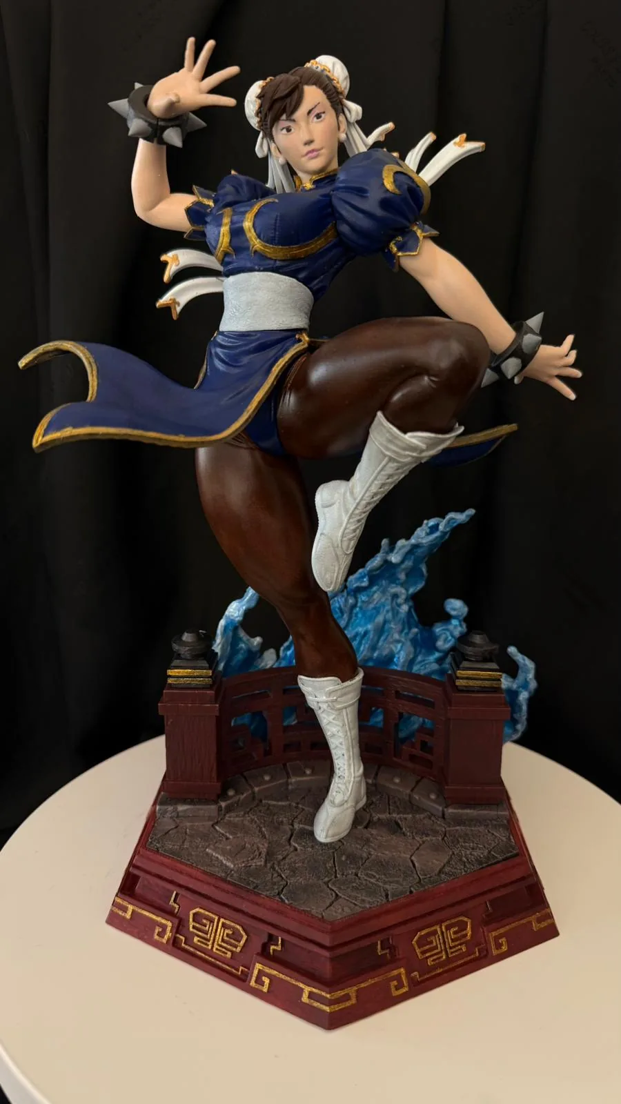 Köprü ve su efektli taban üzerinde Chun-Li figürü