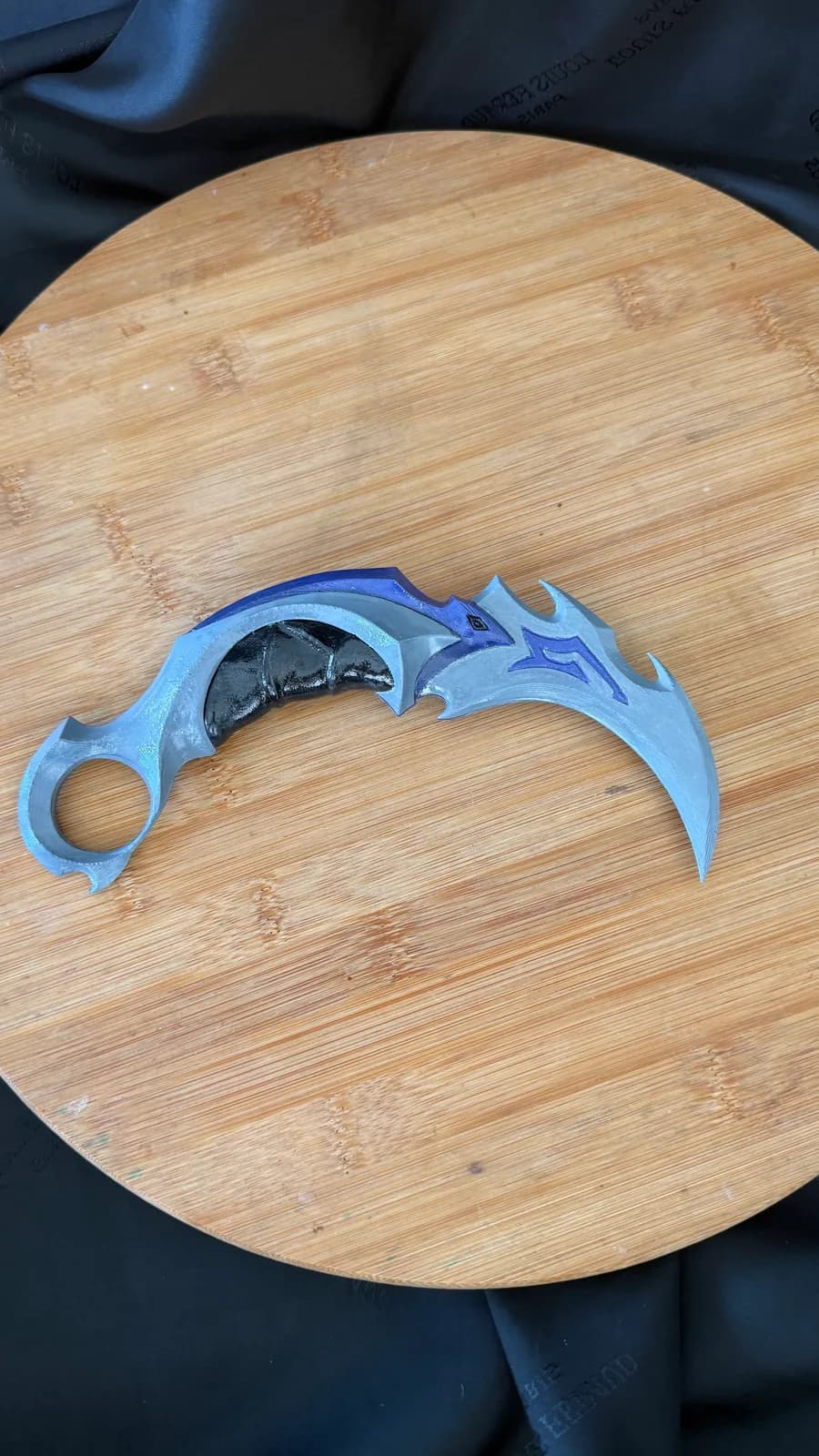 Gri, siyah ve mor renkli fantastik karambit modeli