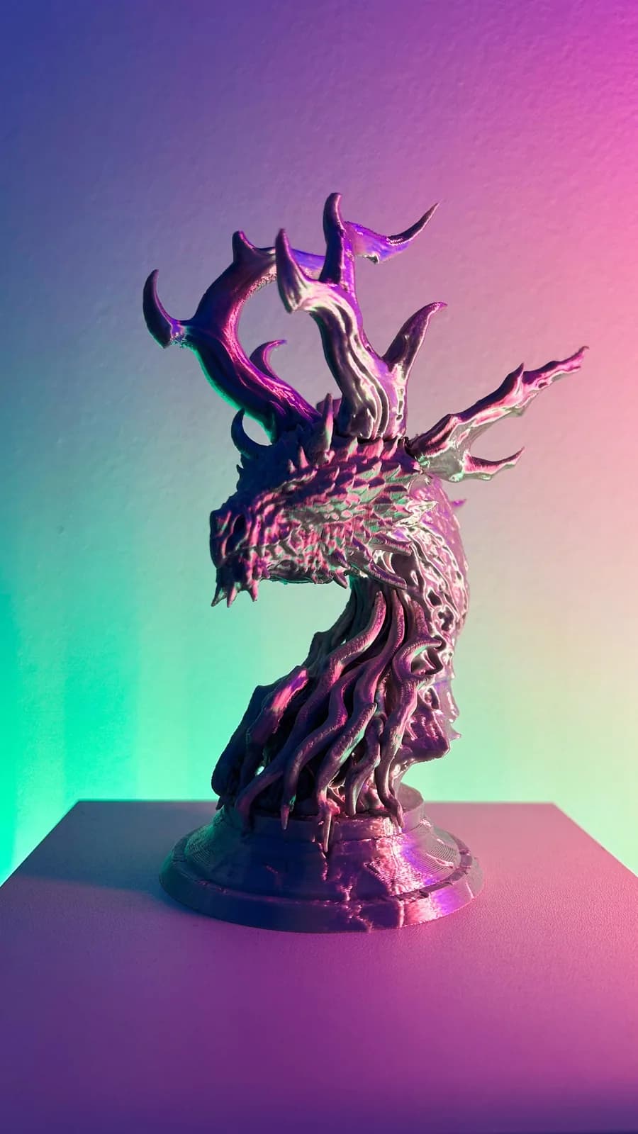 Mor ışık altında boynuzlu Forest Dragon büstü