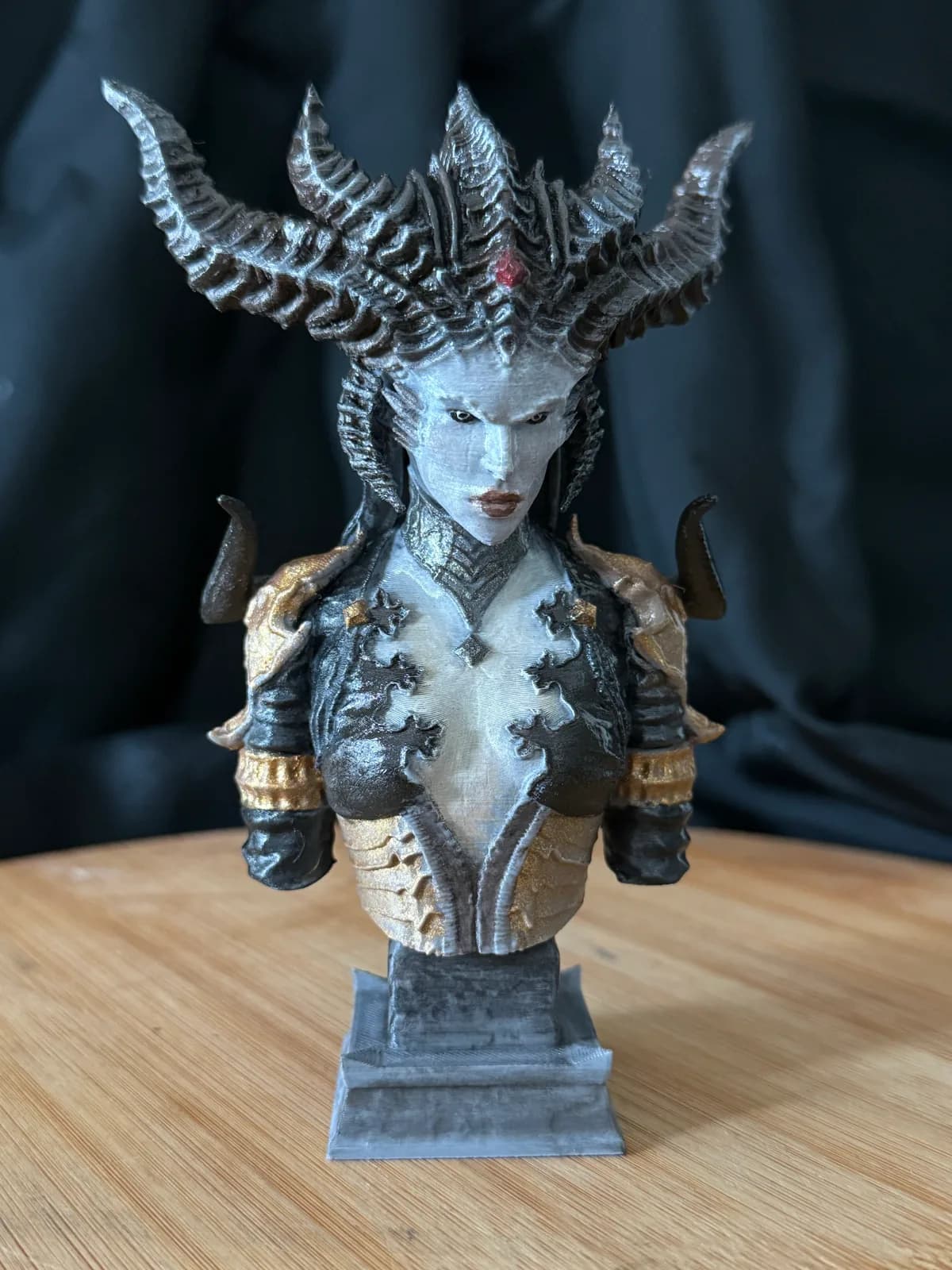 Boynuzlu başlığı ve zırhıyla boyanmış Lilith büstü