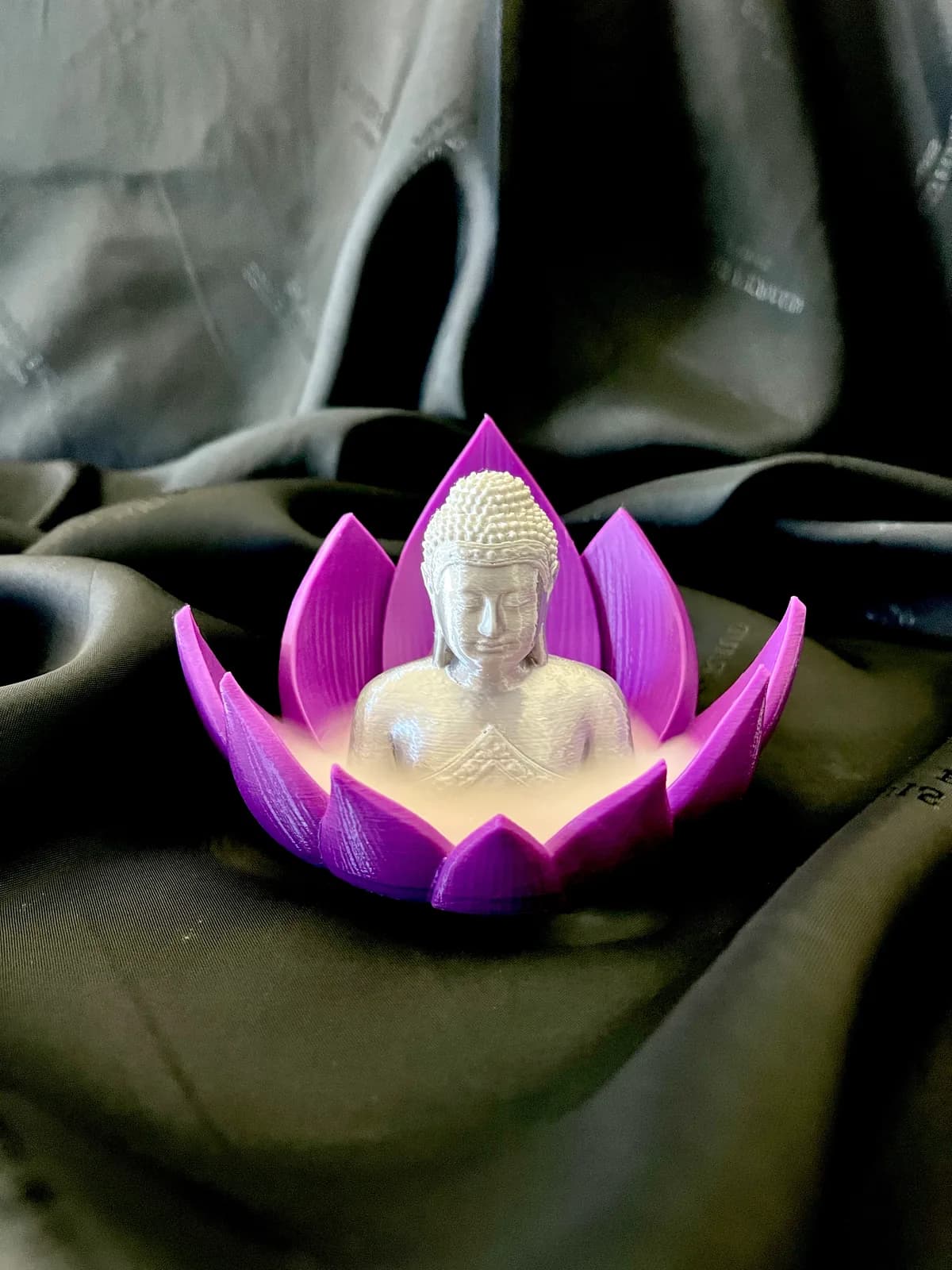 Mor lotus yapraklarının ortasında beyaz Buda figürlü tütsülük