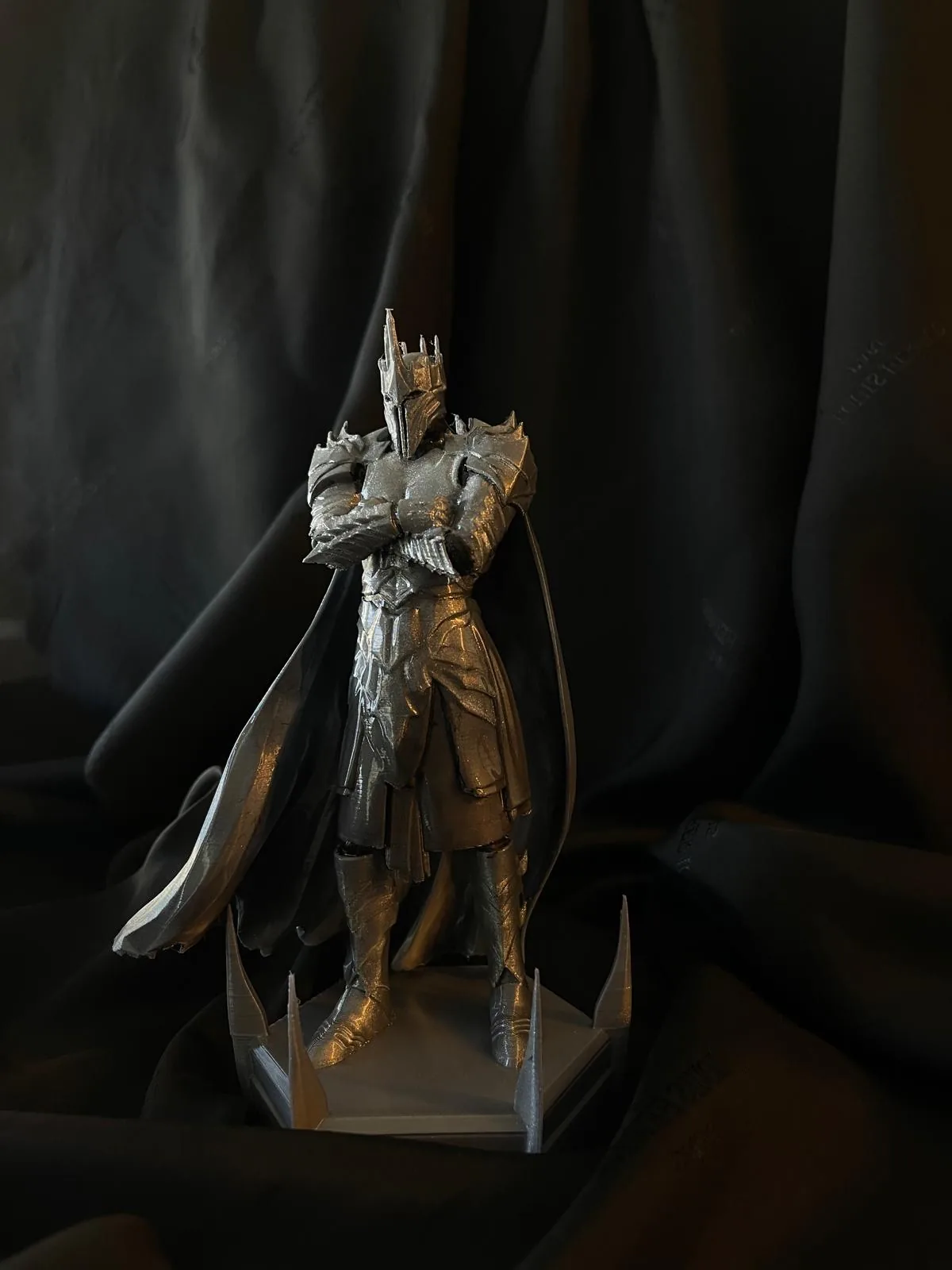 Siyah zırhı ve uzun peleriniyle Sauron figürü