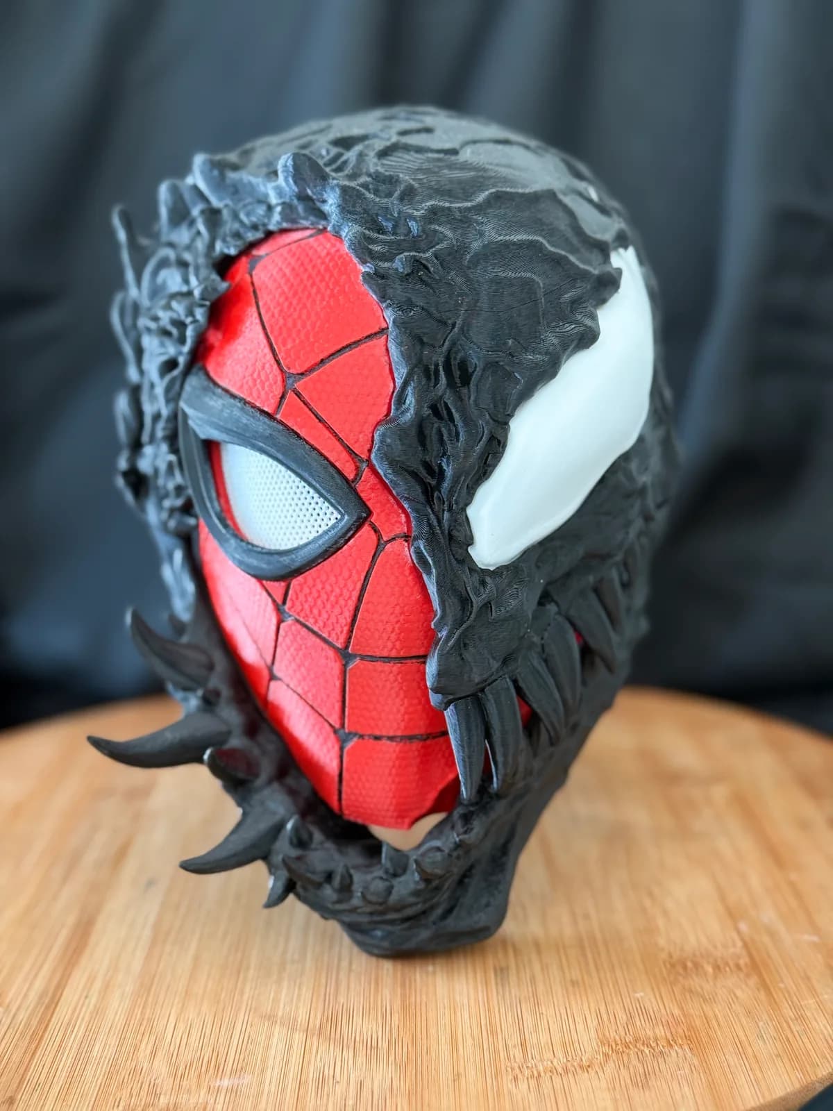 Yarısı Spider-Man yarısı Venom olarak tasarlanmış büst