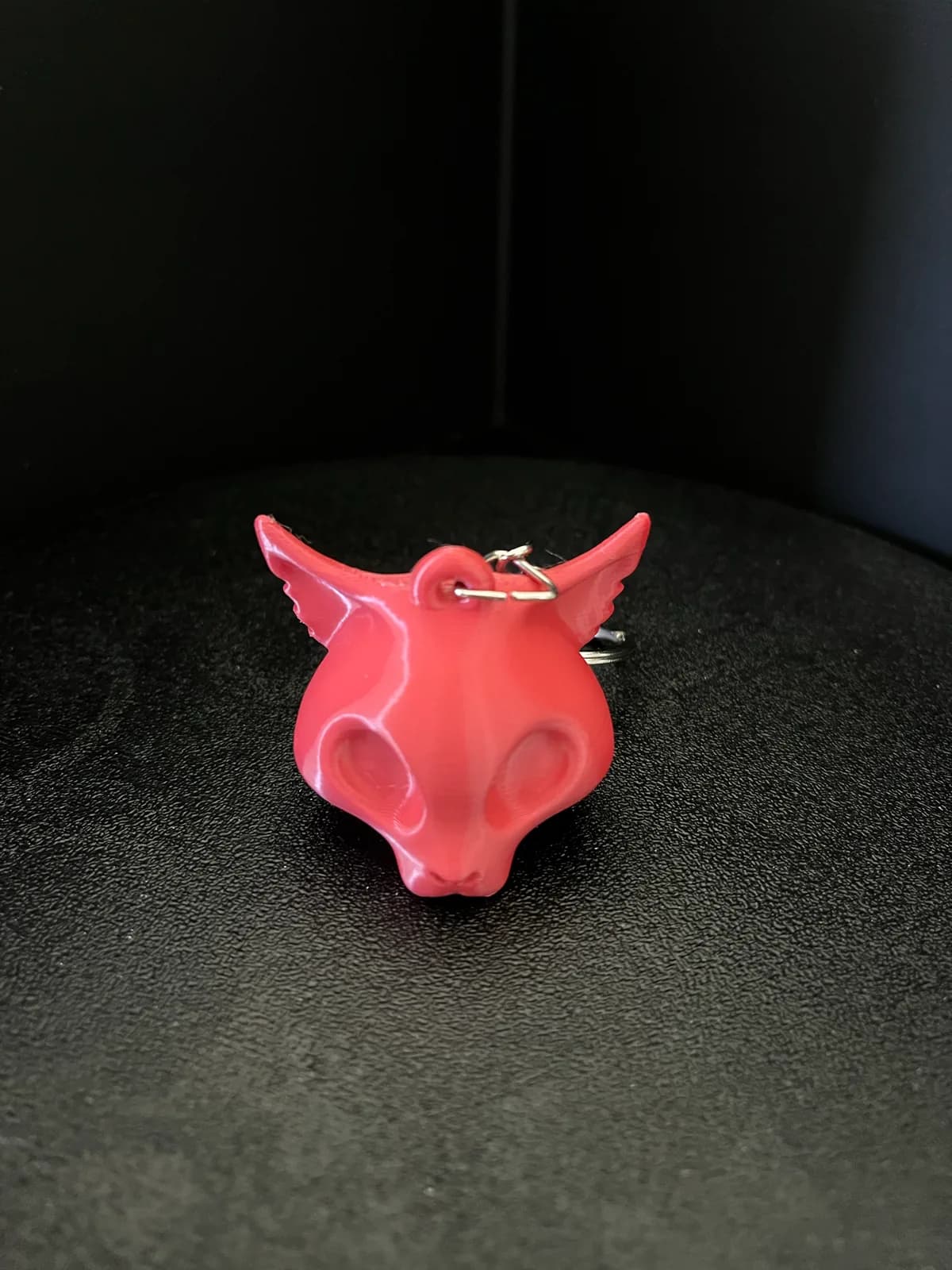 Pembe renkli stilize tavşan kafatası anahtarlık